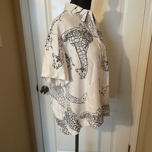 Jane + Delancey Giraffe Novelty Print Short Sleeve Button Down Shirt Top Size M - Picture 3 of 8